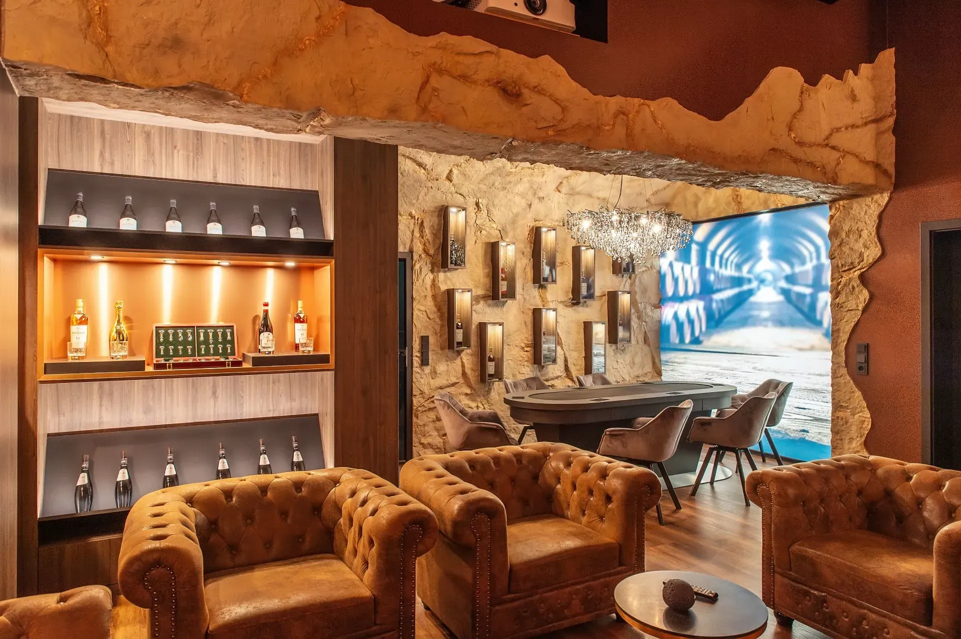 Whisky-Lounge mit Felsoptik-Decke, Chesterfield-Sesseln und Pokertisch
