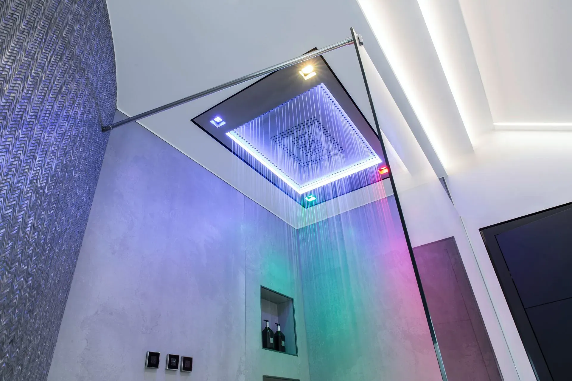 Regen-Dusche mit RGB-Lichtdecke