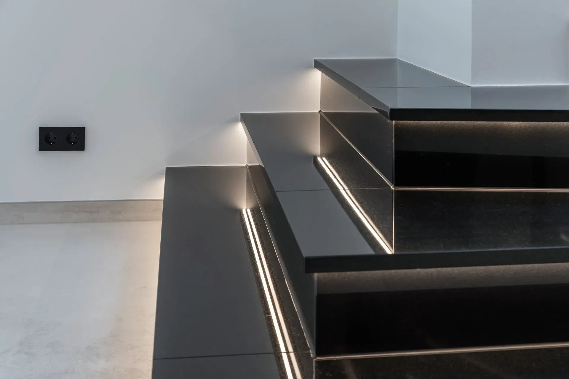 Treppendetail mit LED-Linie
