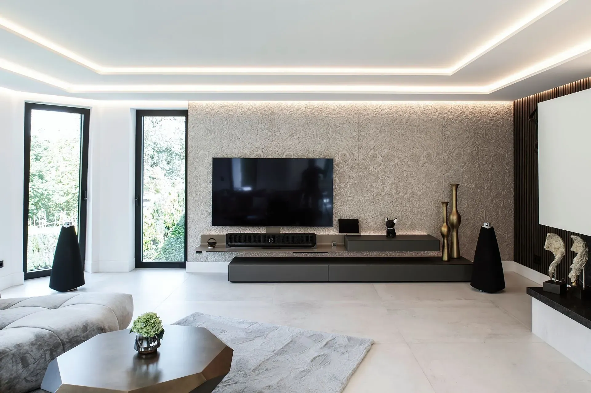 Wohnzimmer mit Dekorwand